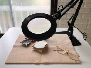 Magnifying glass with LED light