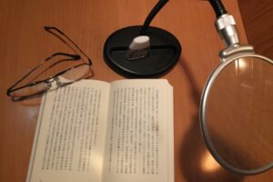 Reading glasses and magnifying glasses
